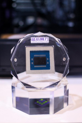 架构革命！搭载蓝芯智通融合CPU，联想推出全球首款开源架构AI服务器